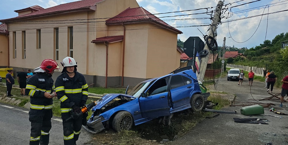 Accident în Feleacu. Mașină proiectată în stâlp. Foto: ISU Cluj