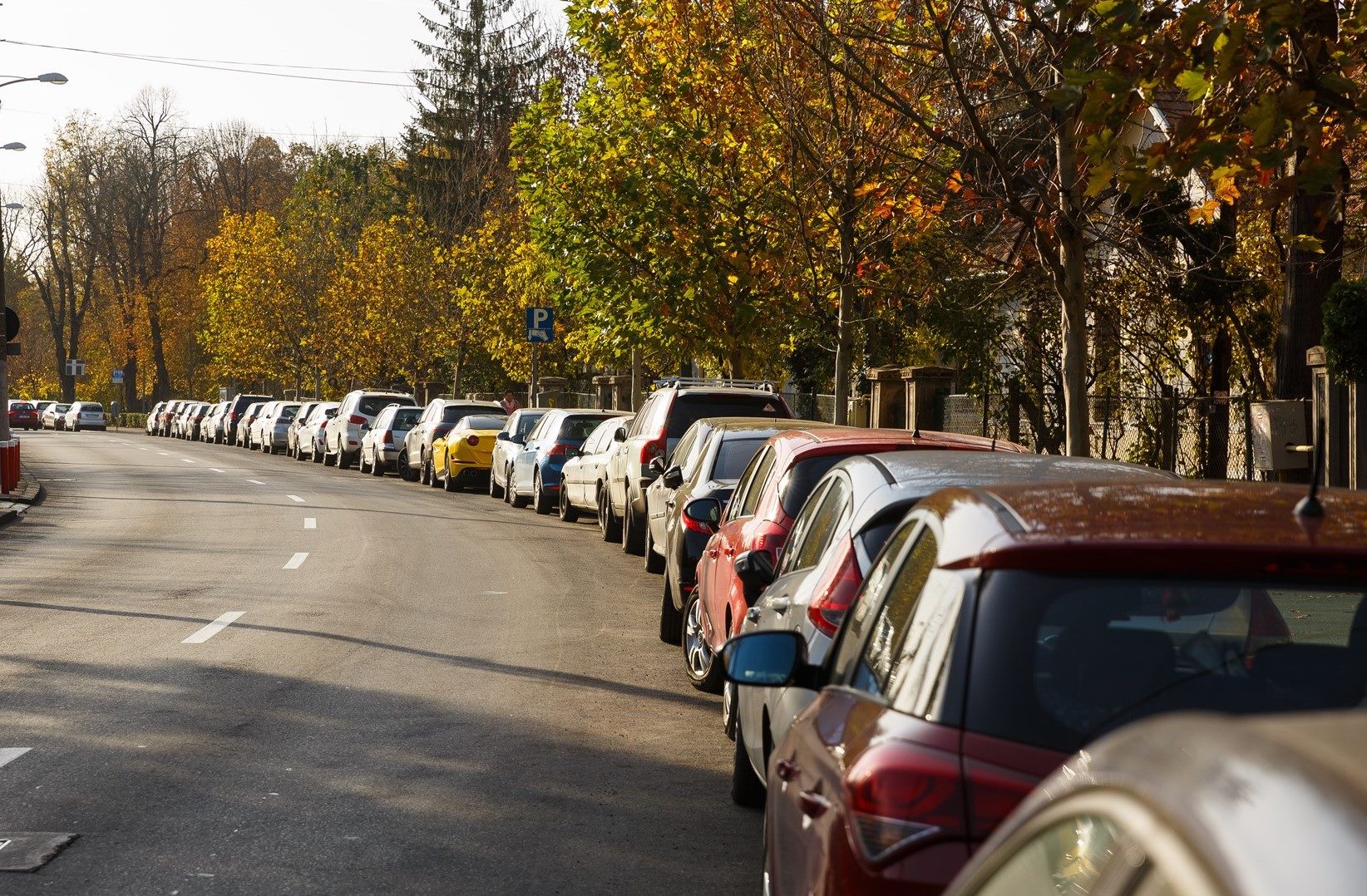 Mașini parcate pe marginea drumului / Foto: Facebook - Emil Boc