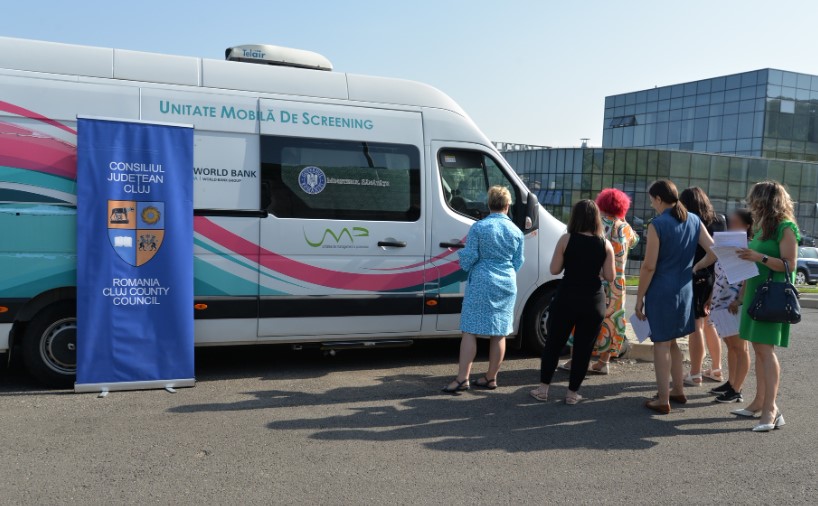 Femei care așteaptă să fie testate la o unitate mobilă de screening în Cluj / Foto: Consiliul Județean Cluj - Facebook