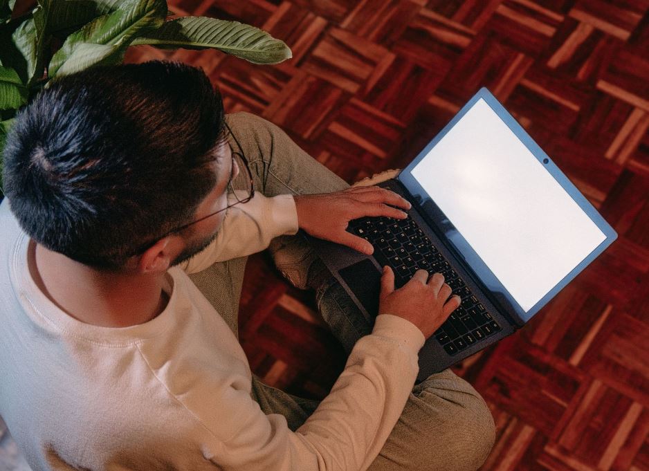 Tânăr care lucrează pe laptop/Foto: pexels.ro