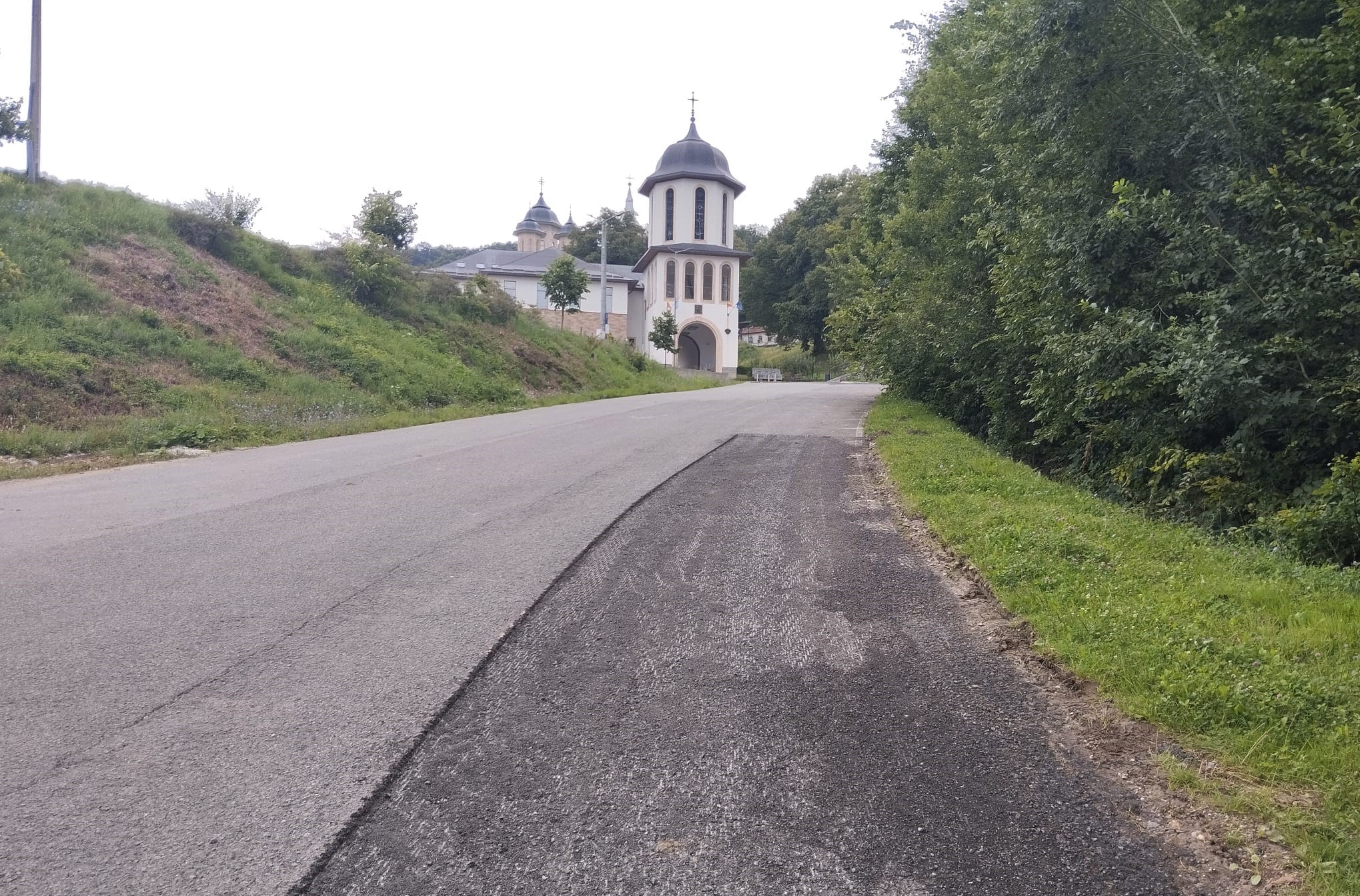 Se repară drumul județean din Nicula - Mănăstirea Nicula. FOTO: CJ Cluj