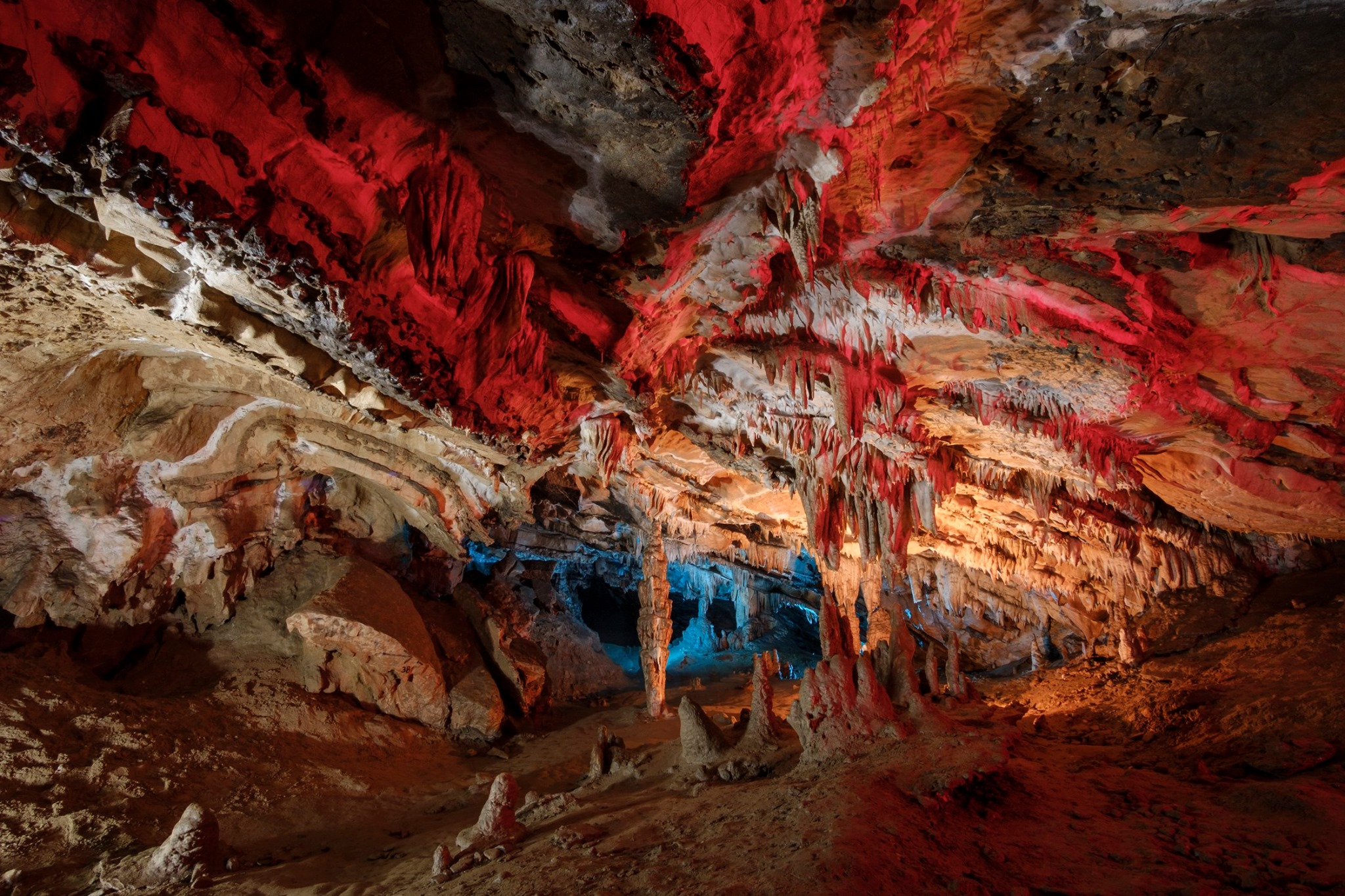 Peştera Comarnic, una dintre cele mai frumoase și sălbatice peșteri din țară / Foto: Romsilva - Facebook