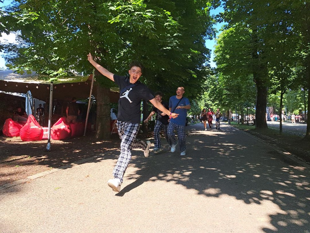 Fericire pe chipul tinerilor care au pășit în universul Untold din Parcul Central. Foto: monitorulcj.ro
