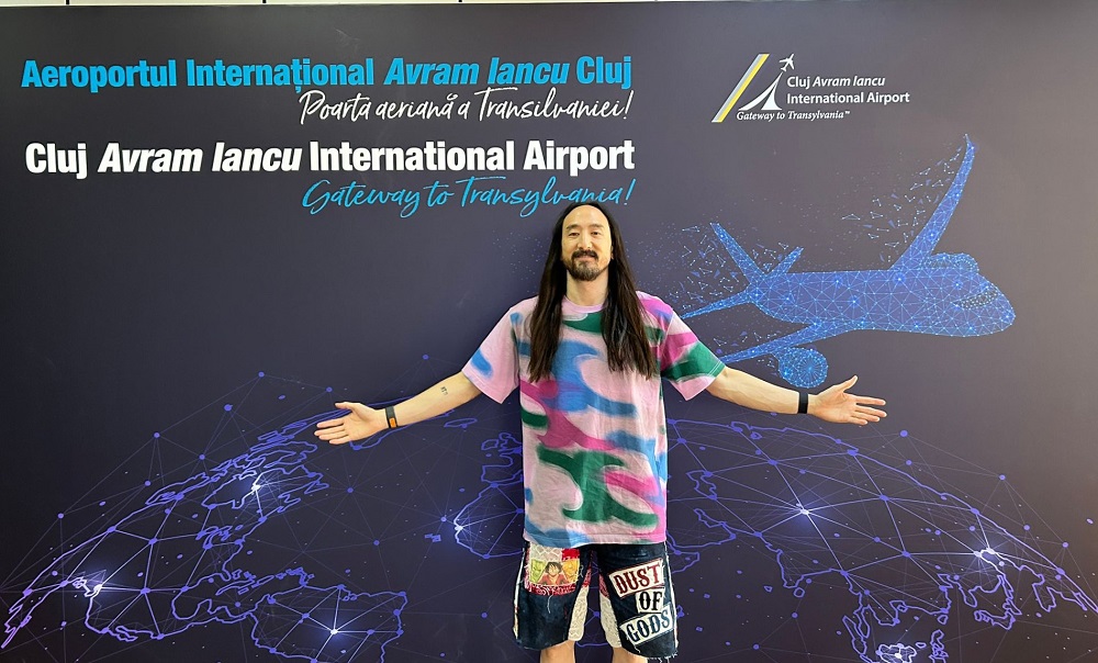 Steve Aoki a ajuns la Cluj pentru concertul de joi seara de la Untold. Foto: Facebook Aeroportul Internațional Avram Iancu Cluj-Napoca