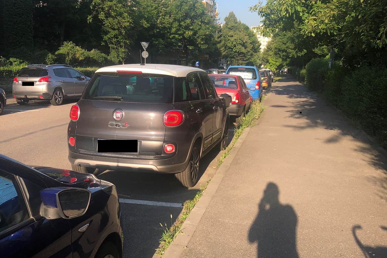 Mai multe mașini parcate pe strada Almașului, vandalizate. FOTO: Facebook/ Info Trafic Cluj-Napoca