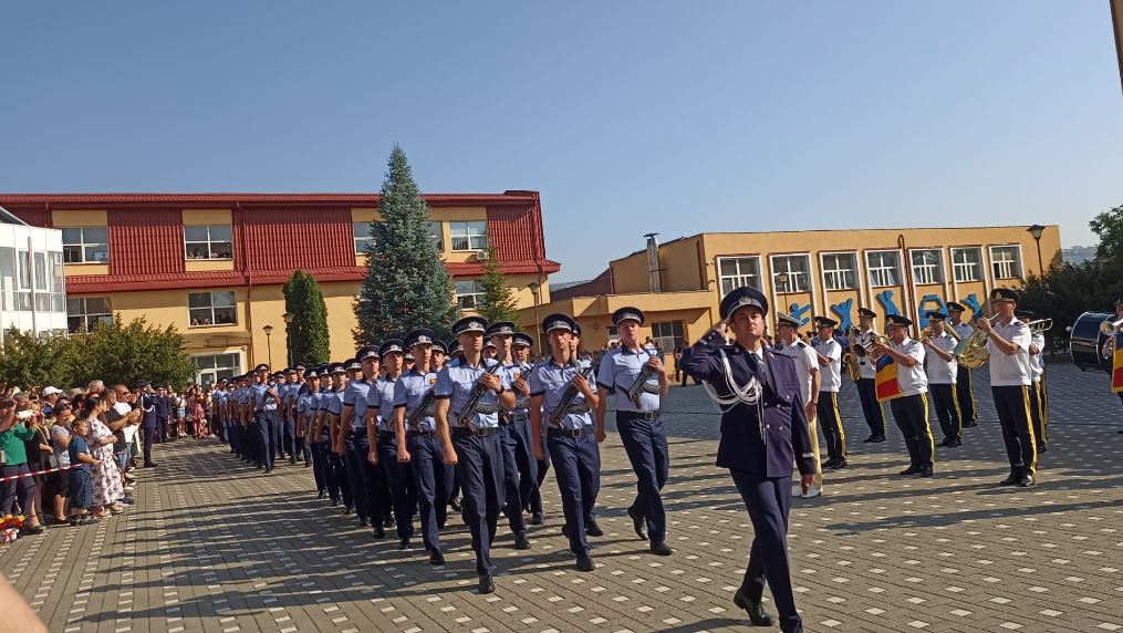 în imagine: Elevii Școlii de Poliție „Septimiu Mureșan”, în pas de defilare, la ceremonia de depunere a jurământului militar, august 2023/Foto: monitorulcj.ro