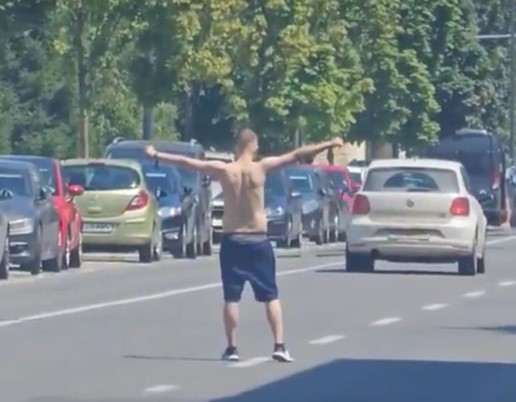 Bărbat la bustul gol, pe mijlocul drumului, în Cluj-Napoca / Foto: captură video - grup Facebook Info Trafic Cluj-Napoca