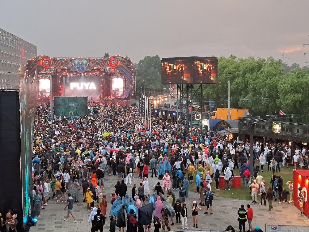 Ploaia a început în timpul concertului susținut de Puya pe scena Alchemy. Foto: monitorulcj.ro