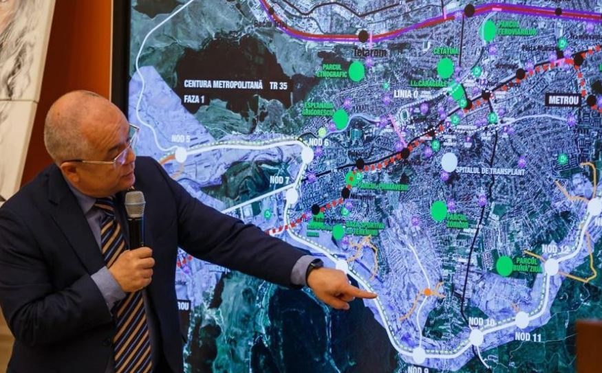 Emil Boc explică pe hartă prin ce zone va trece centura metropolitană a Clujului, a cărui contract va fi semnat pe 8 august 2023 / Foto: Facebook - Emil Boc