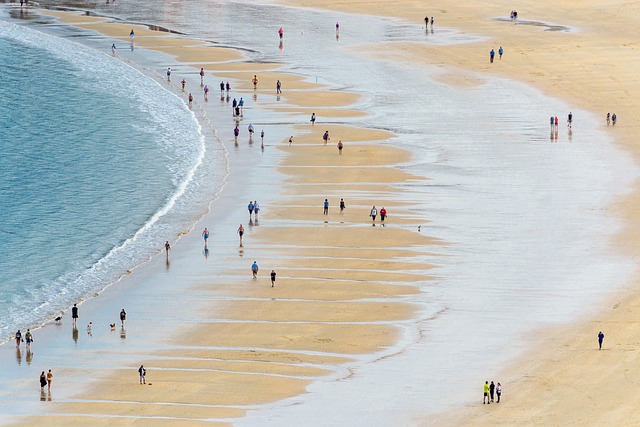 Persoane care se plimbă pe plajă într-o zi caniculară/ Foto sugestivă: pixabay.com