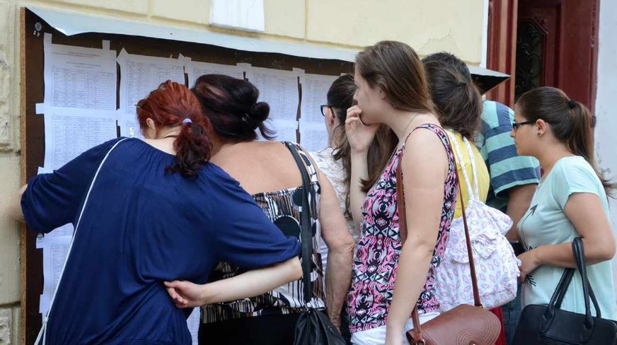 Elevi care se uită la rezultatele de la examene/ Foto: arhivă monitorulcj.ro