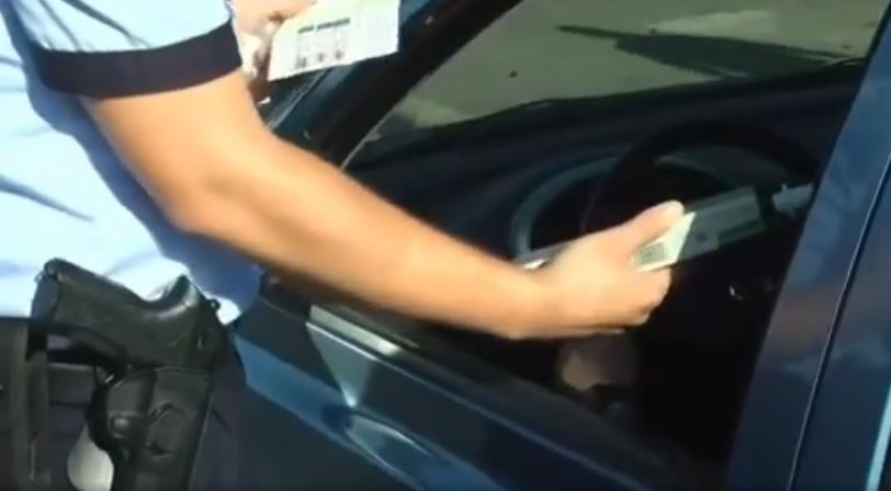 Polițist care verifică un șofer cu etilotestul/ Foto: IPJ Cluj - Facebook