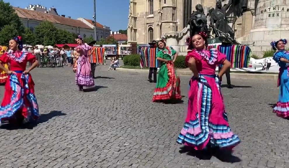 Au început Zilele Culturale Maghiare cu o explozie de culori în Piața Unirii / Foto: captură video Facebook - Zilele Culturale Maghiare