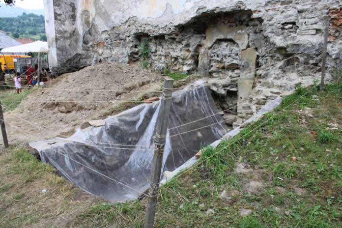 Descoperiri arheologice la o biserică din Ardeal / Foto: bistriteanul.ro
