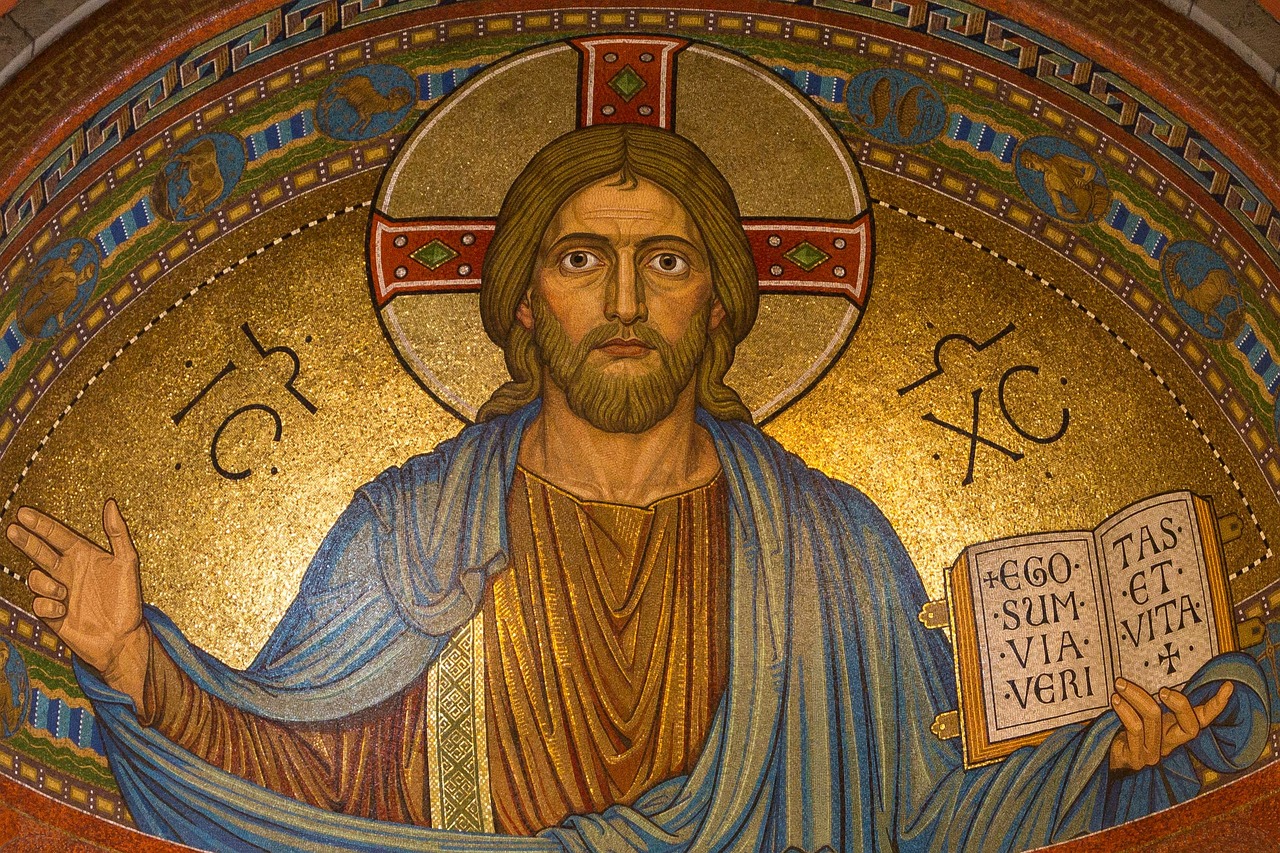Isus Hristos cu Biblia în mână. Foto: Pixabay