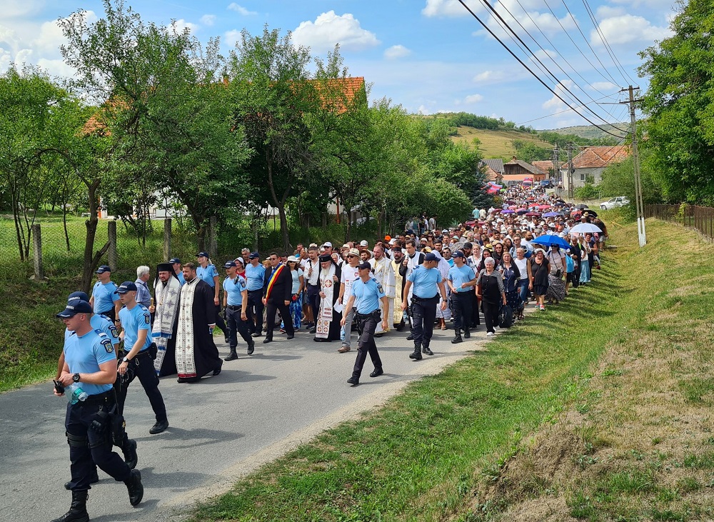 Procesiune 6 km. pe jos între Gherla și Mănăstirea Nicula în frunte cu Mitropolitul Clujului. Foto: Facebook Mitropolia Clujului, Maramureșului și Sălajului