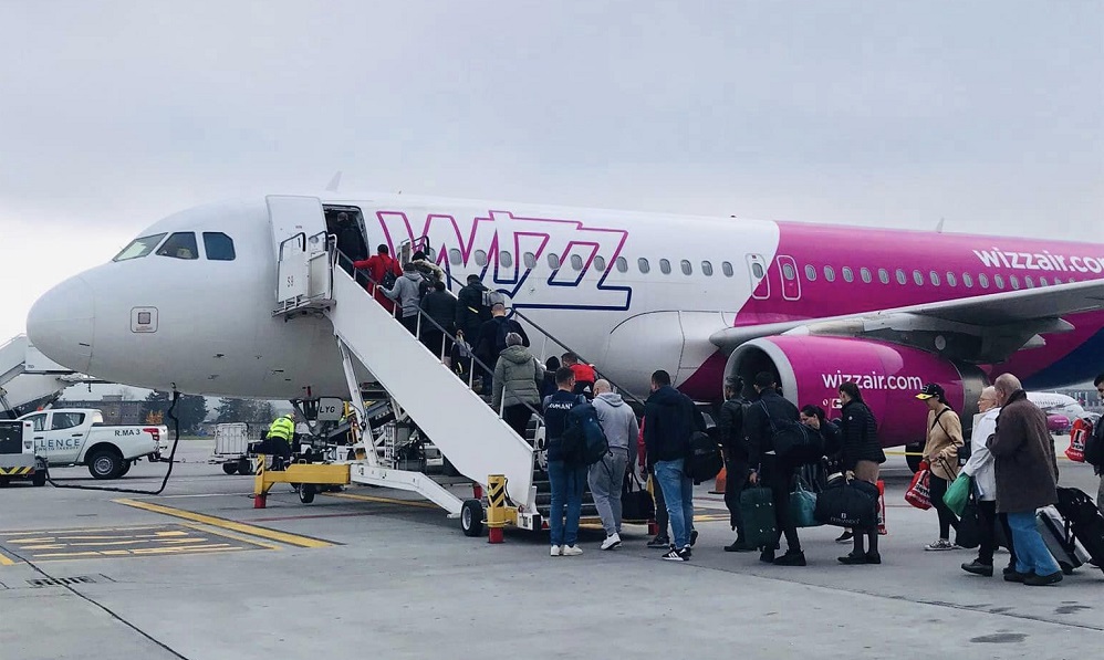 Îmbarcare într-un avion Wizz Air de pe Aeroportul Internațional Cluj. Foto:  Facebook Aeroportul Internațional Avram Iancu Cluj