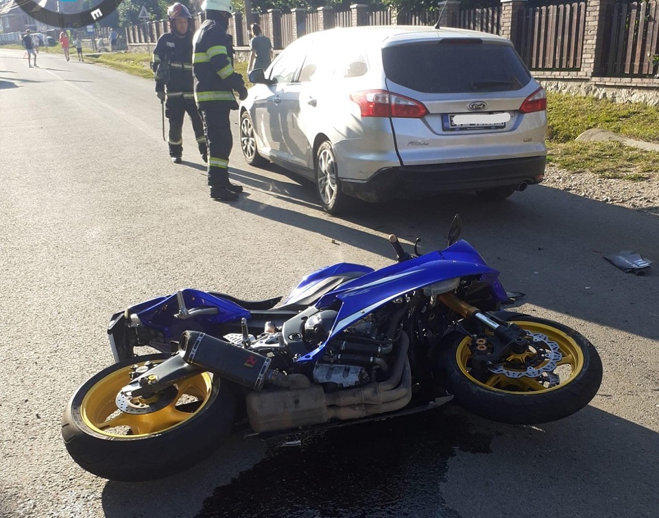 Impact între un autoturism și o motocicletă la Petreștii de Jos. Foto: ISU Cluj
