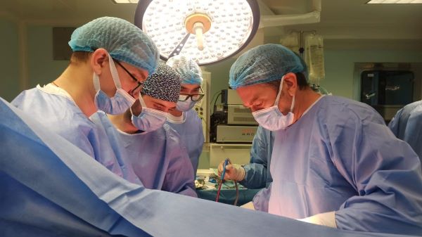 Medicii de la Institutul Clinic de Urologie şi Transplant Renal Cluj-Napoca au prelevat rinichii unui pacient aflat în moarte clinică/ Foto: Agentia Nationala de Transplant - Facebook