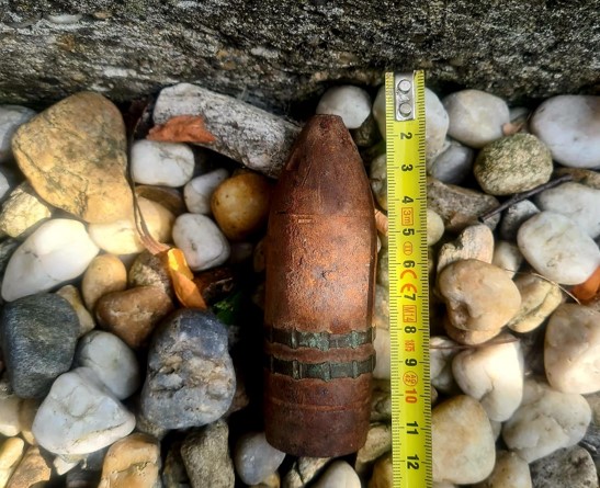 Proiectil exploziv, descoperit în podul unei case / Foto: ISU Giurgiu - Facebook