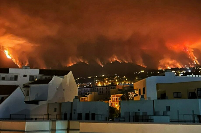 Un incendiu de pădure care a izbucnit marţi seară pe insula spaniolă Tenerife continuă să se extindă, au anunţat joi autorităţile/ Foto: @WxNB_ - Twitter
