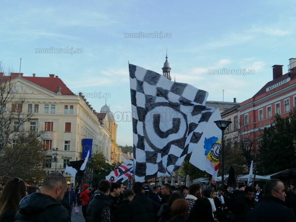 Fanii „U” Cluj în Piața Unirii/ Foto: monitorulcj.ro
