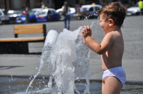 Copil care se bucură de apă/ Foto: monitorulcj.ro