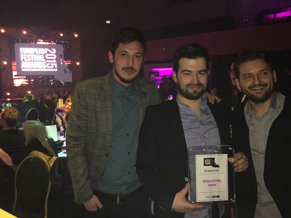 Bogdan Buta (foto mijloc) și Edy Chereji (foto dreapta) au ridicat premiul câștigat de Untold - Best Major Festival in Europe în ianuarie 2016. Foto: Facebook Bogdan Buta