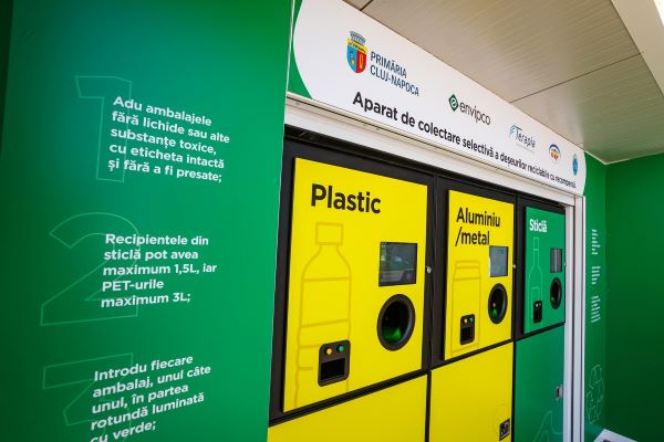Primăria cumpără încă un aparat de reciclat în schimbul biletelor gratis/ Foto: Emil Boc - Facebook
