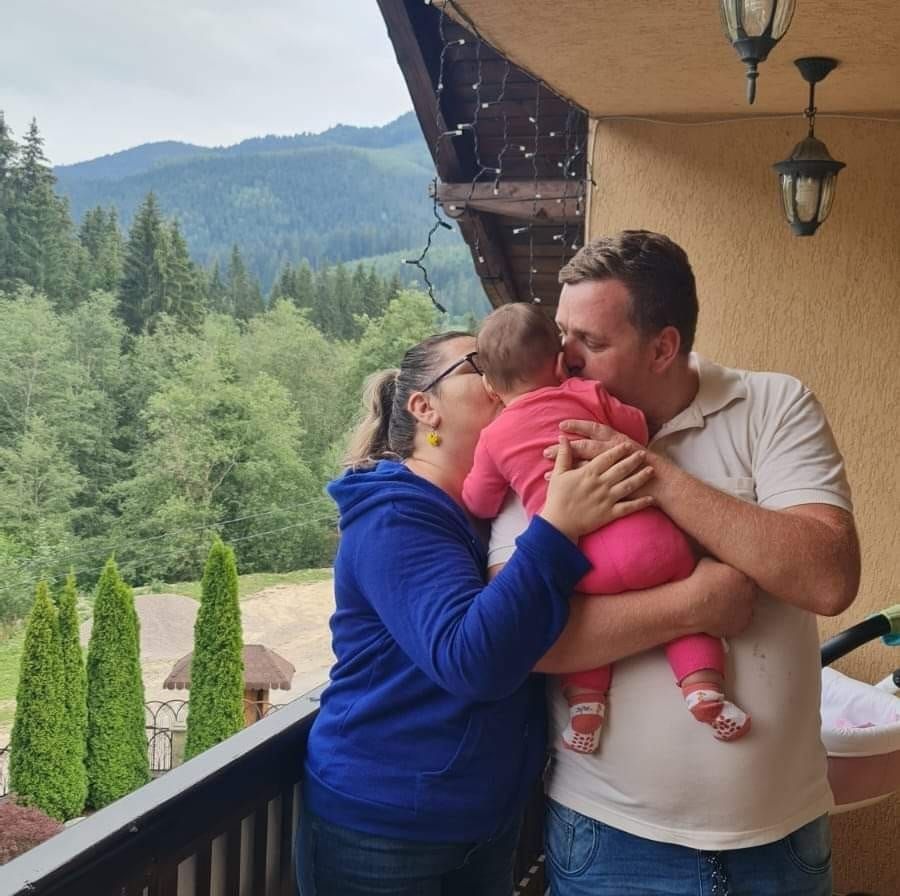 Familia Bucșă împreună cu fetița lor. Foto: botoșăneanul.ro.