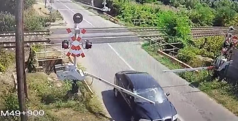 Inconștiență la volan. Un șofer a rupt bariera la trecerea la nivel cu calea ferată/Foto: CFR Infrastructură Facebook.com