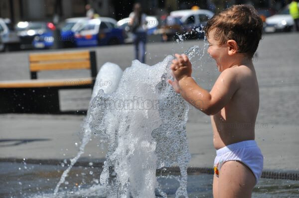 Copil care se răcorește/ Foto: arhivă monitorulcj.ro