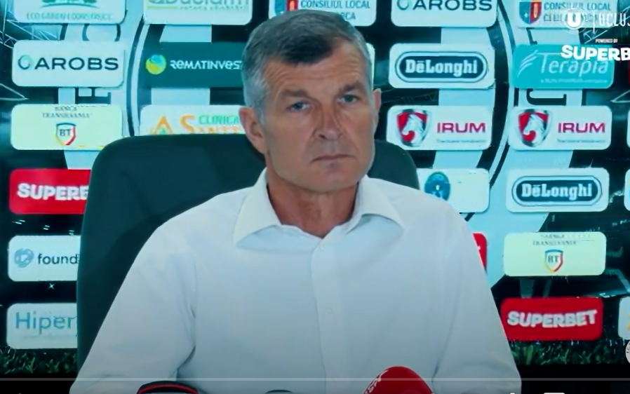 Sabău în timpul conferinței de presă din 25 august 2023/ Foto: captură ecran video FC Universitatea Cluj - YouTube