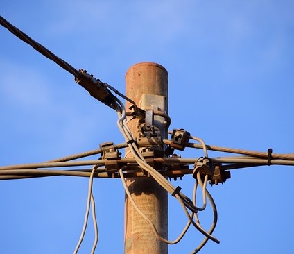 Un bărbat a fost electrocutat, sâmbătă dimineața, pe un stâlp din localitatea Gilău, județul Cluj/ Foto: pixabay.com