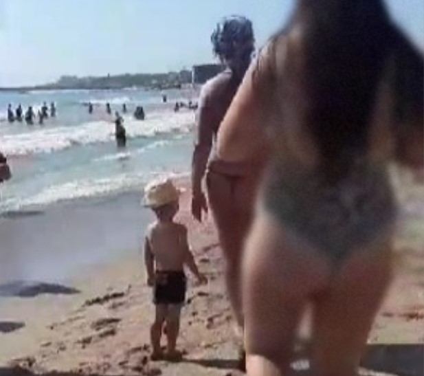 Scandal cu salvamarul pe o plajă, pornit de o mamă iresponsabilă / Foto: adevarul.ro captura video