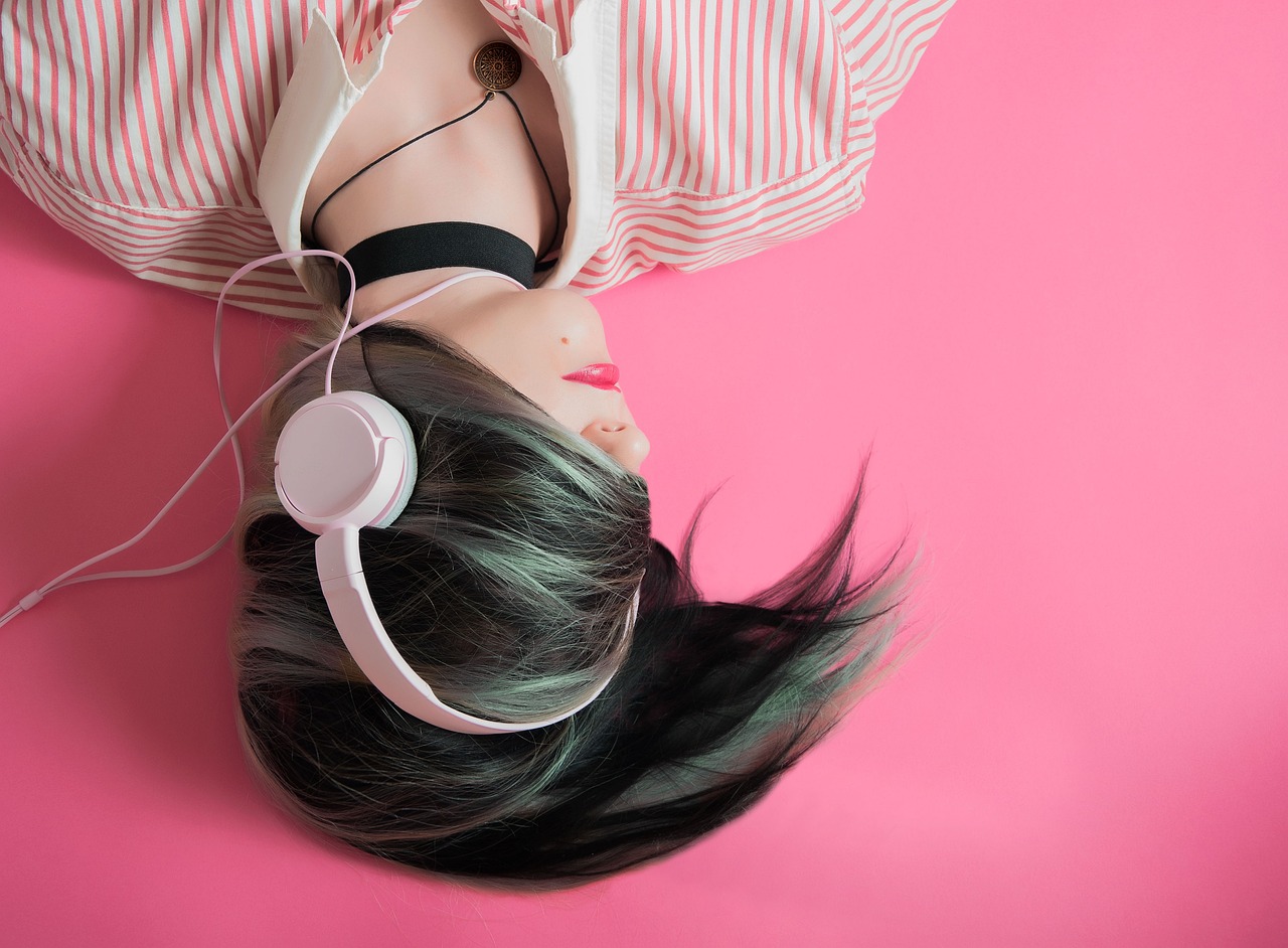 Fată care ascultă muzică la căști. Foto: Pixabay