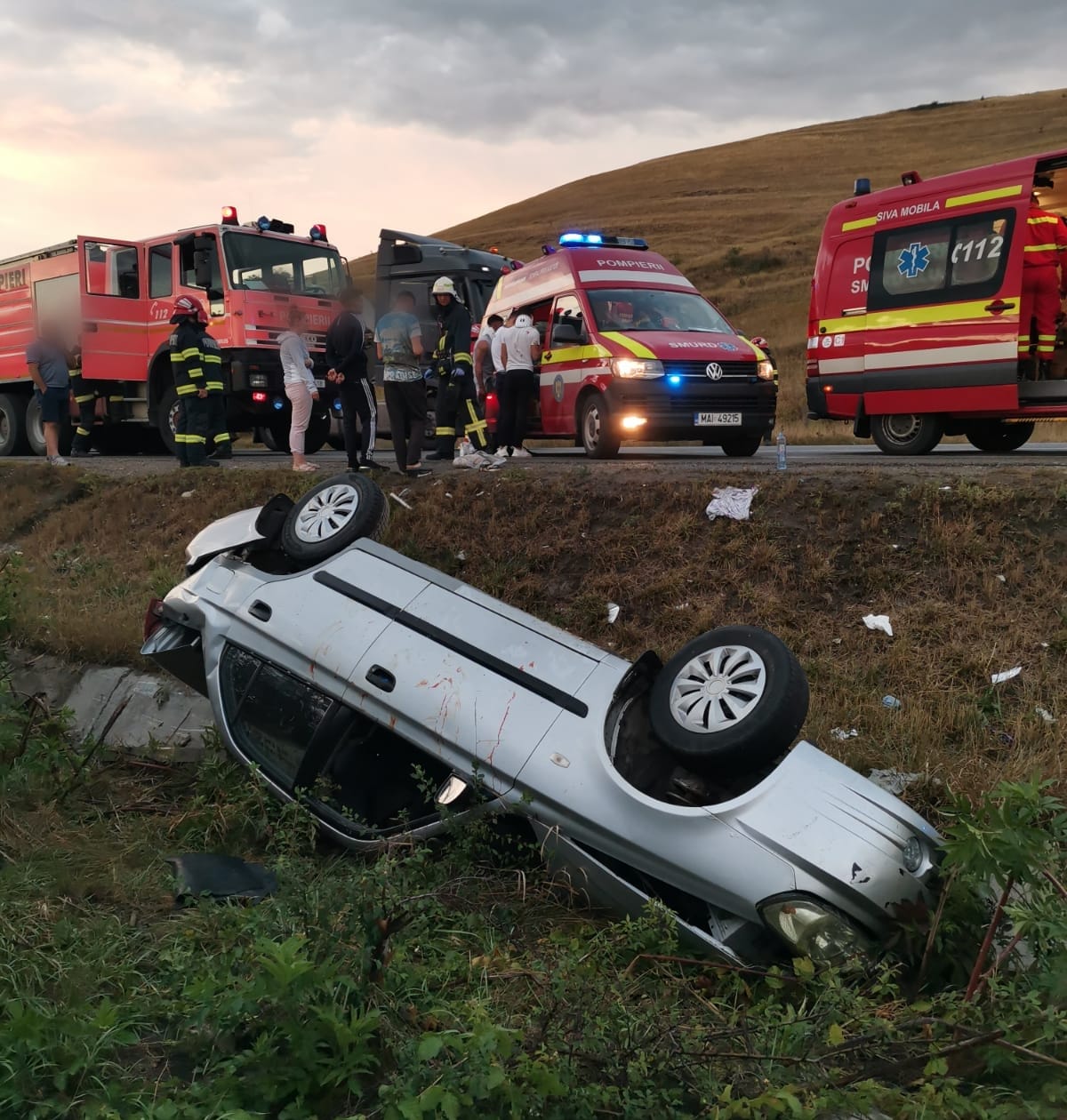 Cinci persoane implicate într-un accident pe centura Vâlcele-Apahida, transportate cu ambulanța la spital / Foto: ISU Cluj