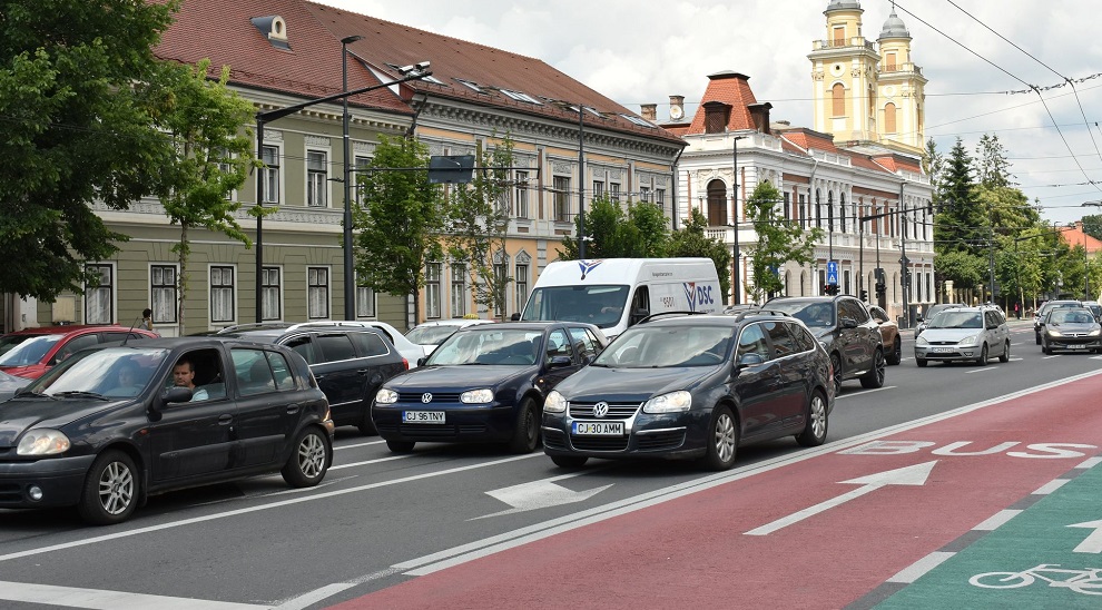 Mașini în trafic pe Bulevardul 21 Decembrie în Cluj-Napoca. Foto: monitorulcj.ro