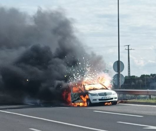Mașină în flăcări pe o autostradă din Ungaria/Foto: szekelyhon.ro