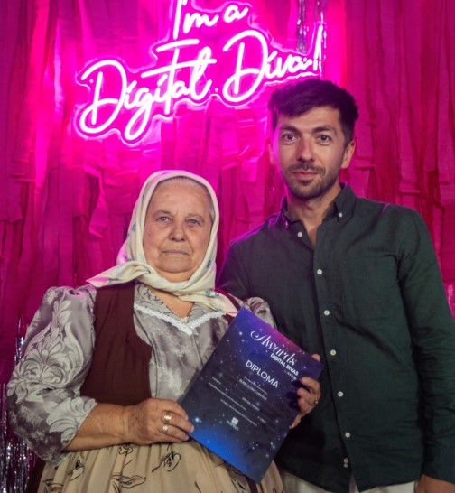 Bunica din Chinteni, premiată pentru activitatea din online / Foto: organizatori
