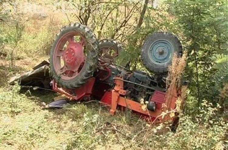 Tractor răsturnat peste un bătrân de 70 de ani. Foto: arhivă ISU Cluj