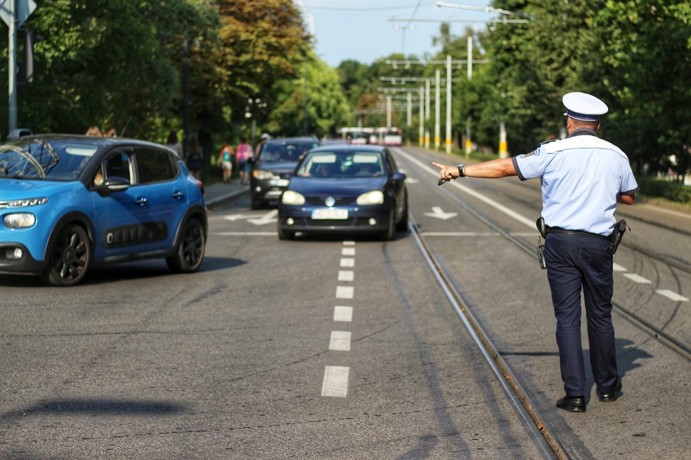 Polițist care dirijează traficul în Cluj-Napoca. Foto: Facebook Inspectoratul de Poliție Județean Cluj