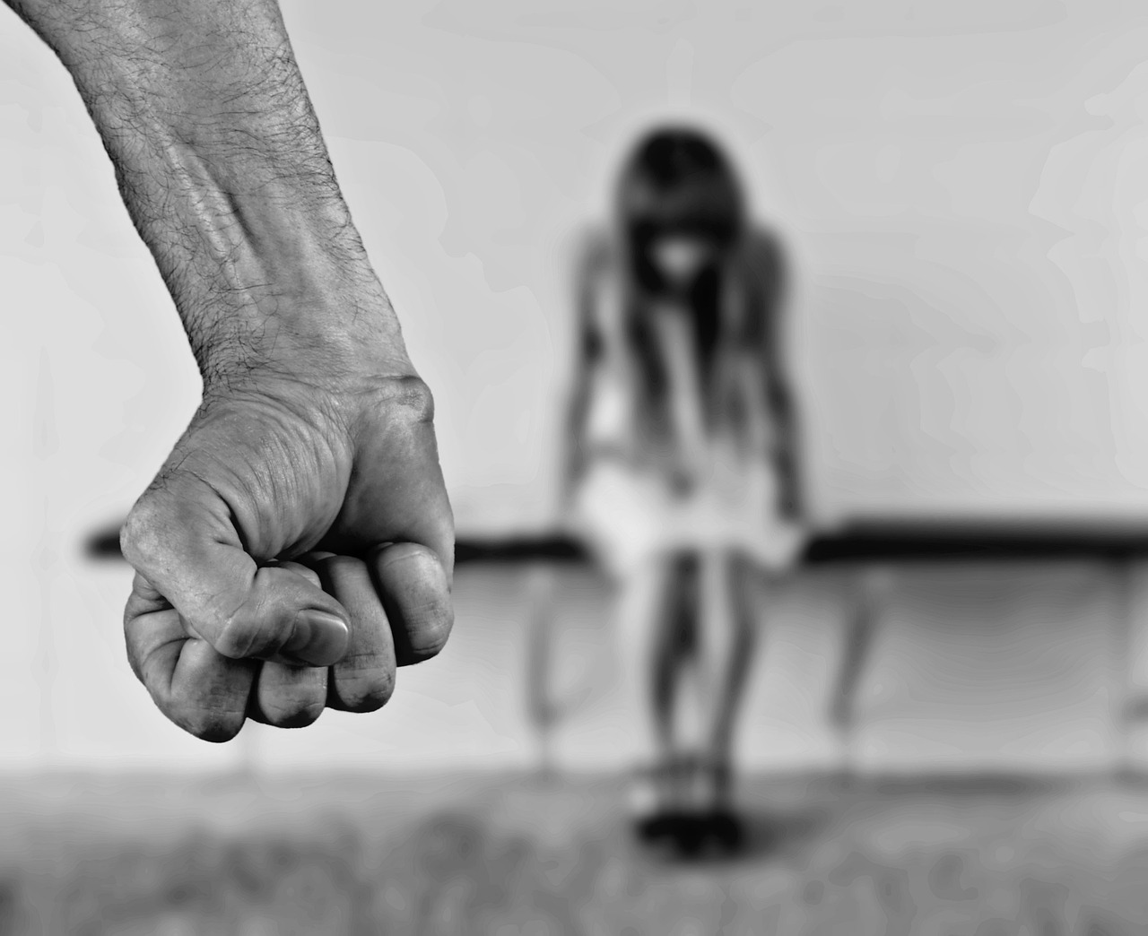 O fată de 17 ani a fost agresată fizic și violată de către un bărbat, în zona căii ferate din Câmpia Turzii. Foto: Pixabay