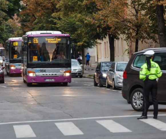 Autobuzele pentru transportul elevilor din Cluj-Napoca au intrat pe trasee din prima zi de școală.Foto: Emil Boc/ Facebook