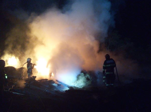 Un incendiu puternic a cuprins un grajd din comuna Cășeiu/ Foto: ISU Cluj