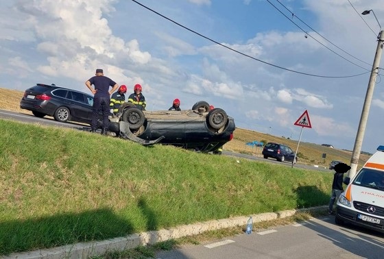 Mașină cu roțile în sus, în Copăceni / Foto: Facebook - INFO trafic jud. Cluj