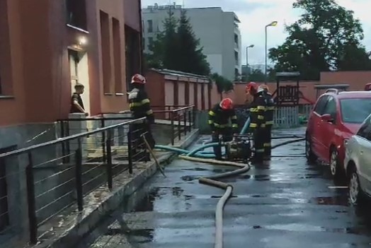 Intervenție a pompierilor la apartamente inundate / Foto: ISU Cluj