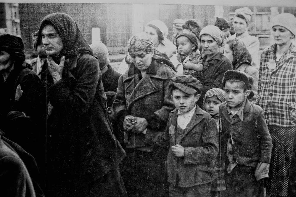 Prizonieri la Auschwitz, în timpul Holocaustului / Foto: depositphotos.com