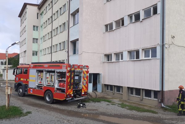 Pompierii au intervenit la spitalul din Huedin după ce o pacientă a pornit alarma de incendiu / Foto: ISU Cluj