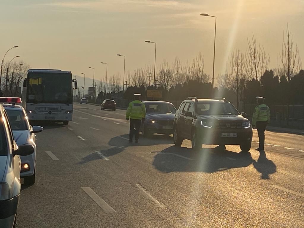 Mașini oprite în trafic de polițiști. Foto: Facebook Inspectoratul de Poliție Județean Cluj